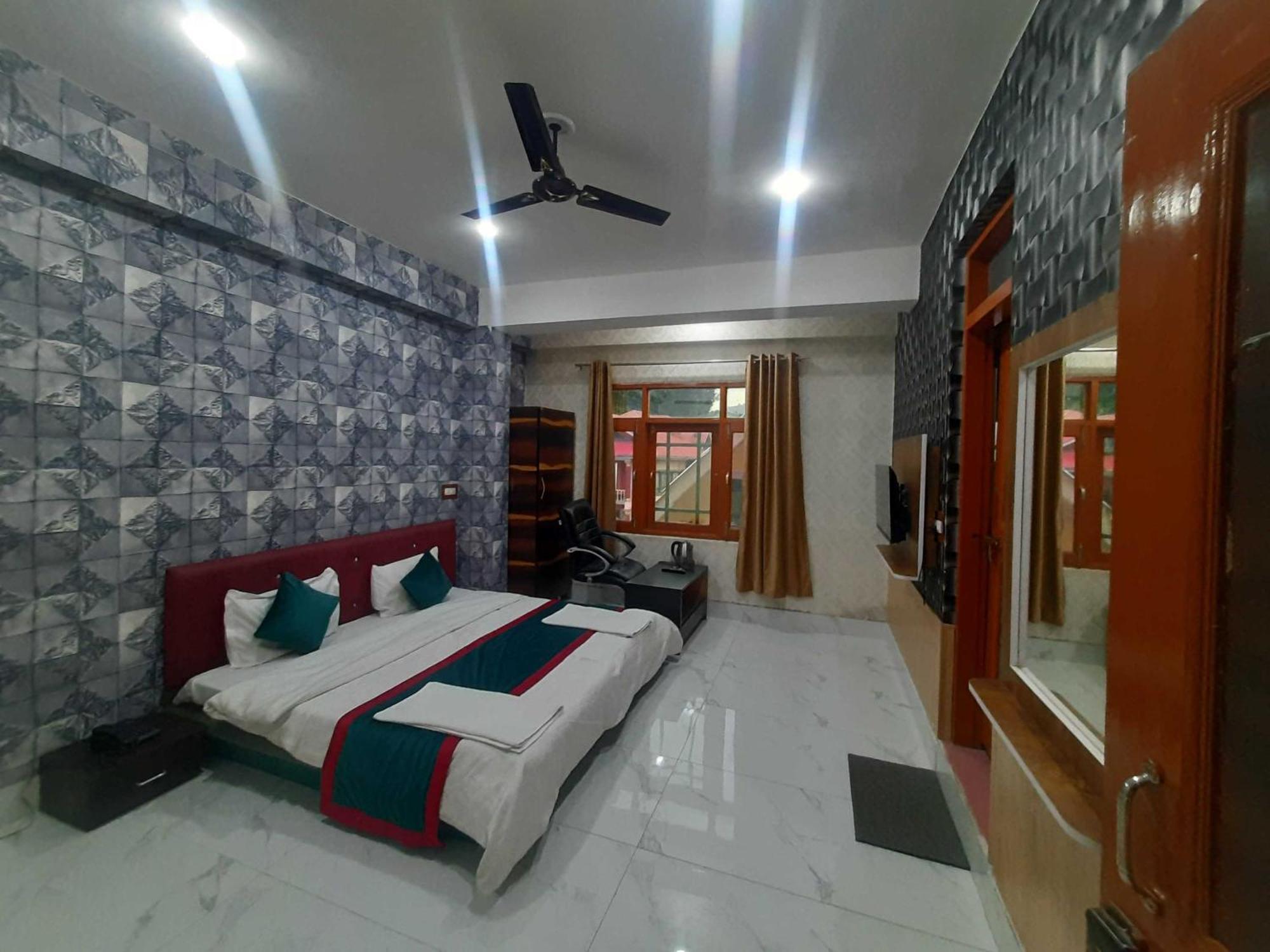 OYO 90740 Hotel Graceland Srīnagar Buitenkant foto