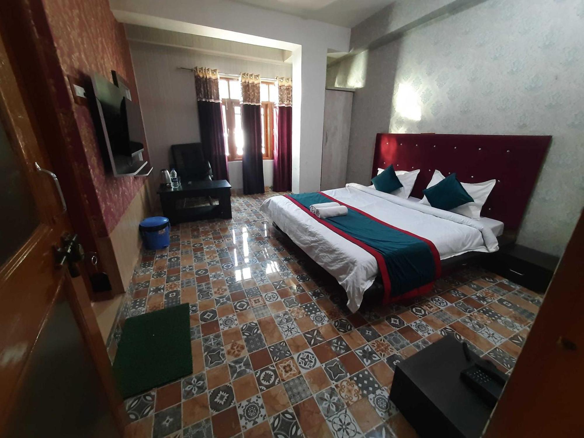 OYO 90740 Hotel Graceland Srīnagar Buitenkant foto